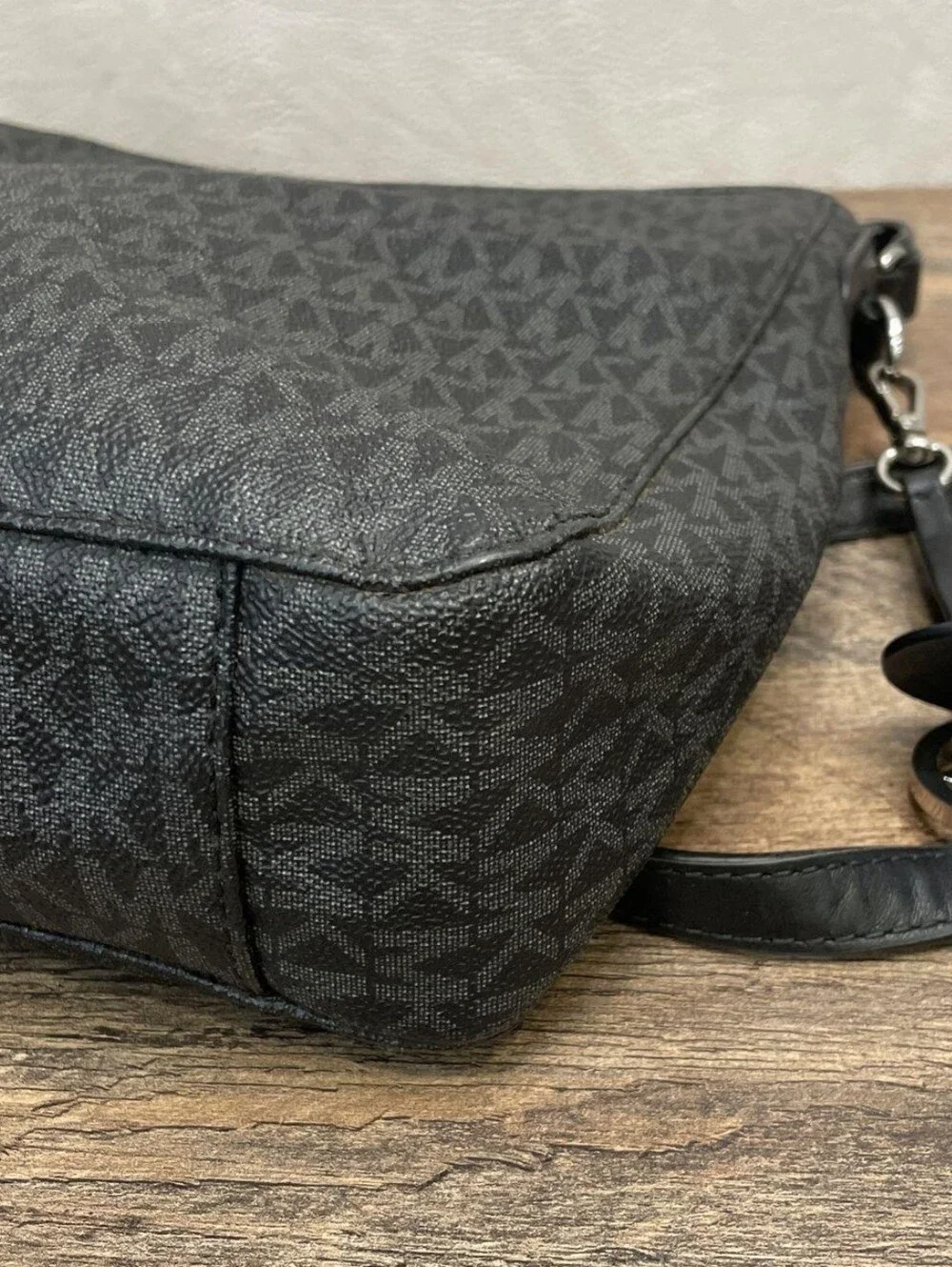 Michael Kors Black Signature Monogram Crossbody Bag Medium Euc